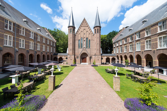 pad naar de Kapel van Bovendonk met de gebouwen aan de zijkant
